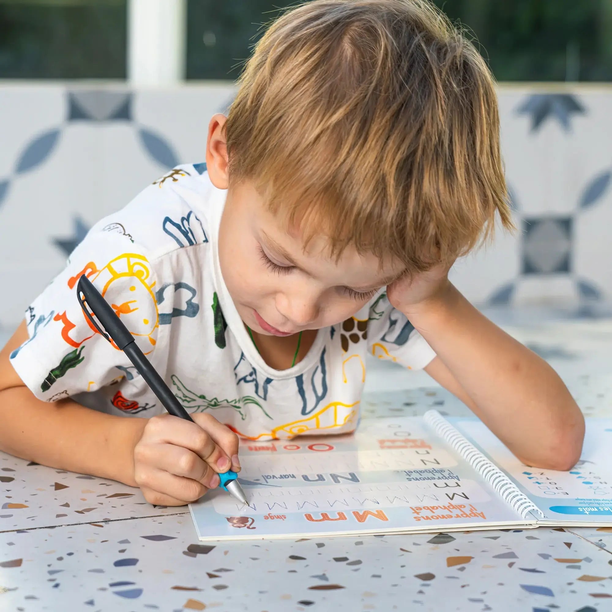 Kit d'entraînement à l'écriture manuscrite KiddoSpace (4 A5 livres + 1x Poignée de stylo + 1 Stylo à Encre Spécial)